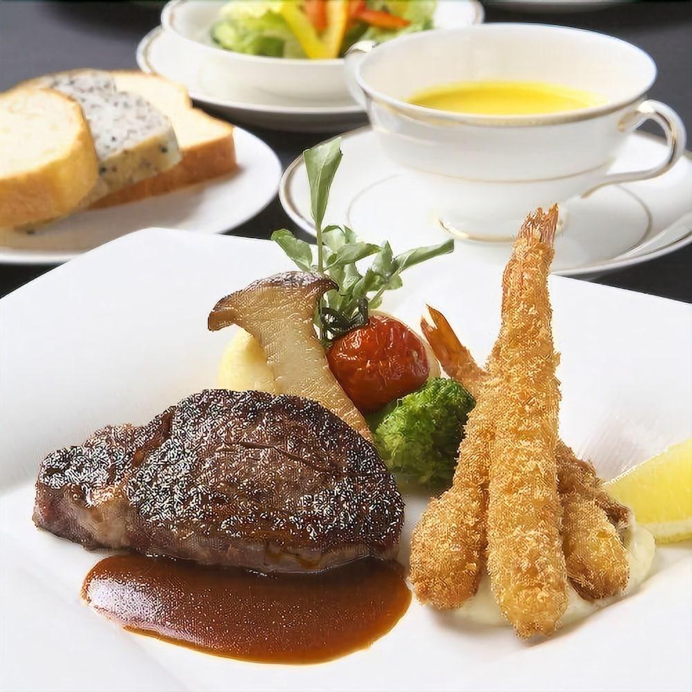 Hotel Granvia Wakayama Esterno foto A steak and chips meal