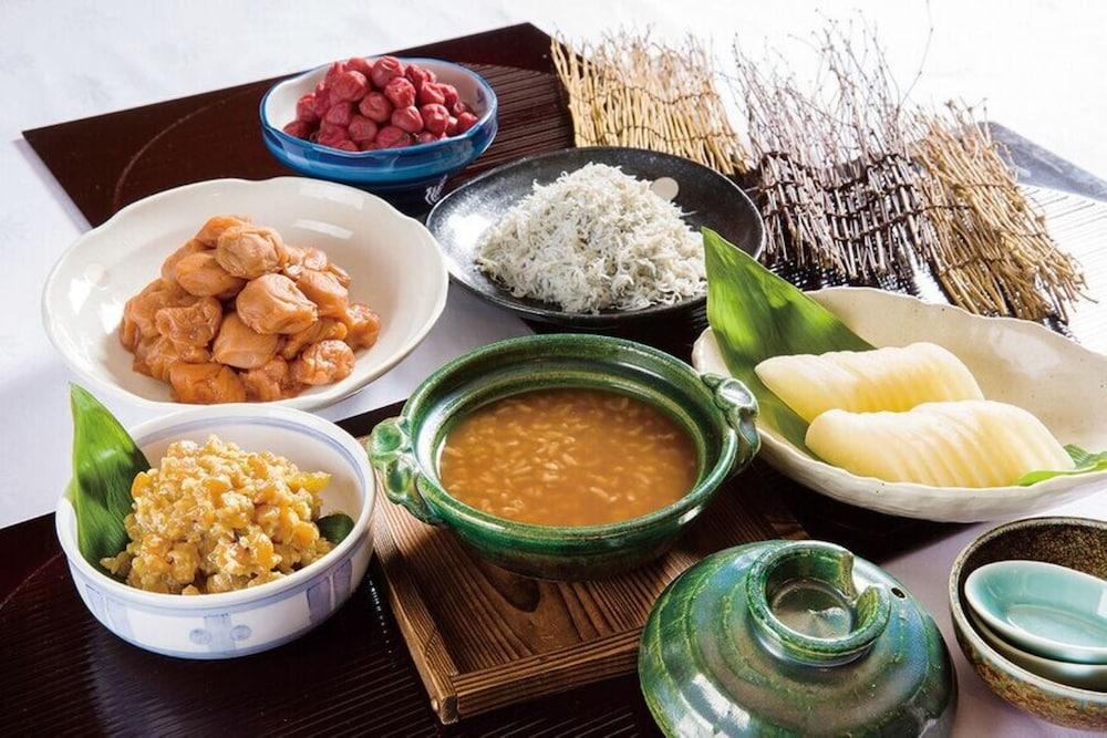 Hotel Granvia Wakayama Esterno foto A selection of dishes from the restaurant